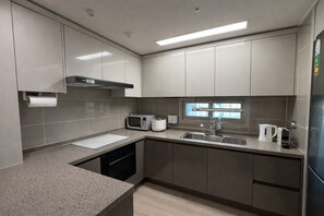 Microonde, forno, piano cottura, lavastoviglie