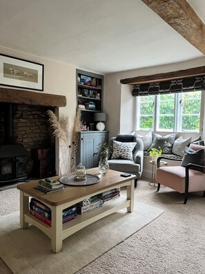 TV, fireplace, DVD player, table football - BLUEBELL COTTAGE next to THE PIG w/hot tub & large garden nr Bibury&Cirencester (Barnsley)