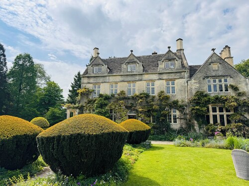 BLUEBELL COTTAGE next to THE PIG w/hot tub & large garden nr Bibury&Cirencester