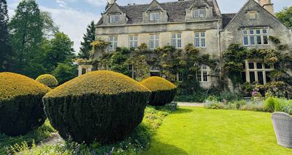 BLUEBELL COTTAGE next to THE PIG w/hot tub & large garden nr Bibury&Cirencester