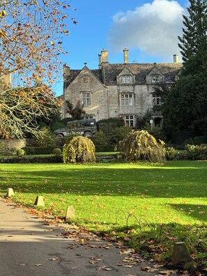 Property grounds - BLUEBELL COTTAGE next to THE PIG w/hot tub & large garden nr Bibury&Cirencester (Barnsley)