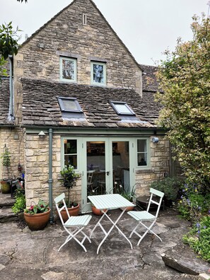 Outdoor dining - BLUEBELL COTTAGE next to THE PIG w/hot tub & large garden nr Bibury&Cirencester (Barnsley)