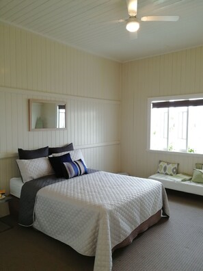 3 bedrooms, iron/ironing board, Internet, bed sheets - Walk to Beach Queenslander near Esplanade in Hervey Bay (Scarness)