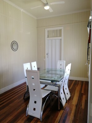 Dining - Walk to Beach Queenslander near Esplanade in Hervey Bay (Scarness)
