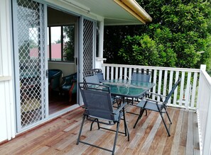 Outdoor dining - Walk to Beach Queenslander near Esplanade in Hervey Bay (Scarness)