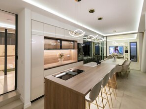 Vila | Cozinha privada | Cadeirão de bebê, produtos de limpeza