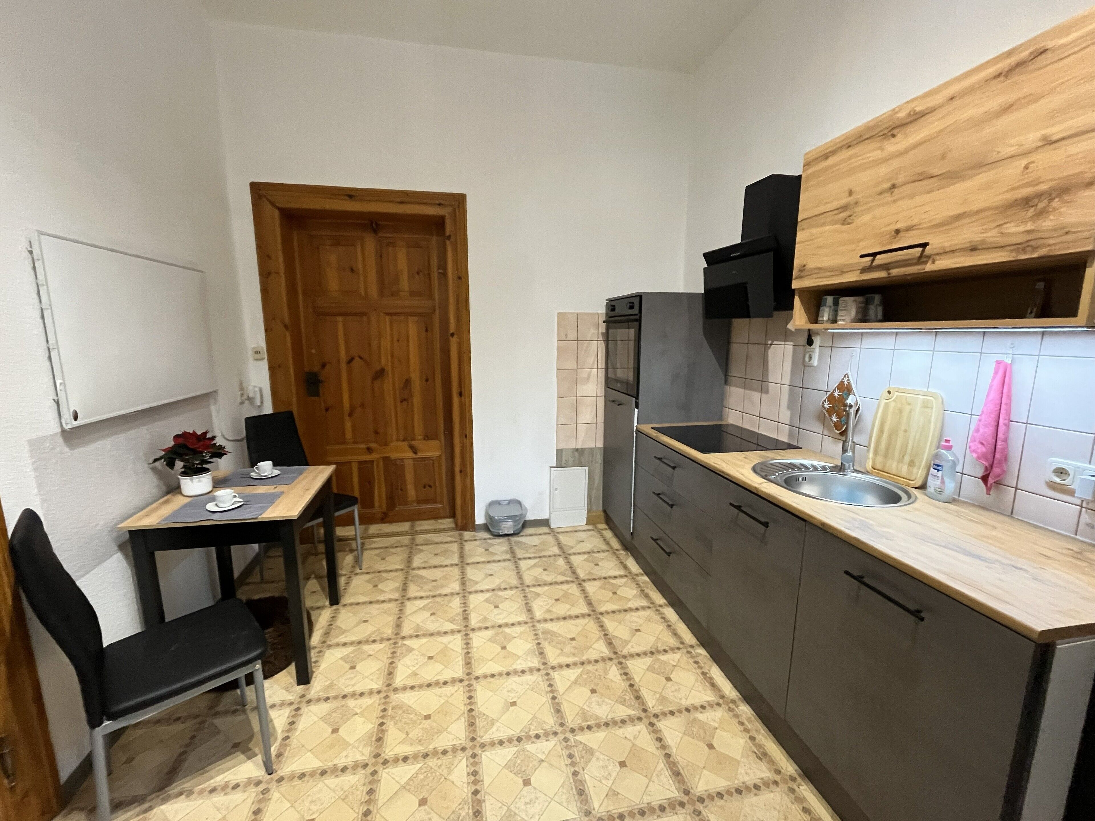 Réfrigérateur, micro-ondes, plaque de cuisson, lave-vaisselle