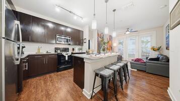 Kjøleskap, mikrobølgeovn, ovn og kokeplater