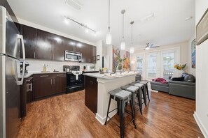 Kjøleskap, mikrobølgeovn, ovn og kokeplater