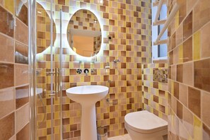 Shower, hair dryer, towels, soap - La Parenthèse Montparnasse (Paris)