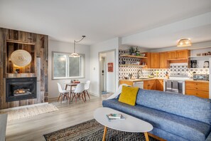 Living area - Panorama Vista, Elevated Design, Vineyards & Hikes (Kelowna)