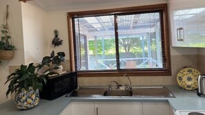 Microondas, horno, placa de cocina