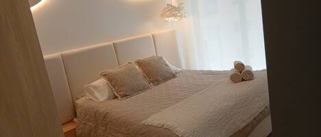 Een strijkplank/strijkijzer, wifi, beddengoed