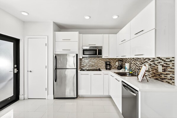 House | 1 bedroom, Internet - Sleek Kitchenette Queen Bed (Fort Lauderdale)