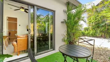 ์ํํธ | 1 ๊ฐ์ ์นจ์ค, ์ธํฐ๋ท