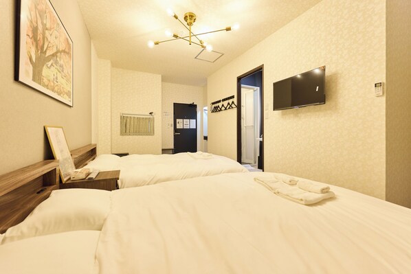 Superior Double or Twin Room | Desk, free WiFi - Shinsaibashi Cozy House (Osaka)