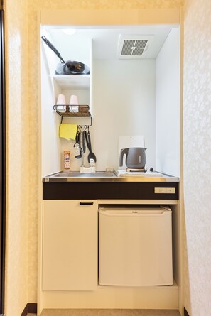 Superior Double or Twin Room | Private kitchen | Mini-fridge, microwave, cookware/dishes/utensils - Shinsaibashi Cozy House (Osaka)