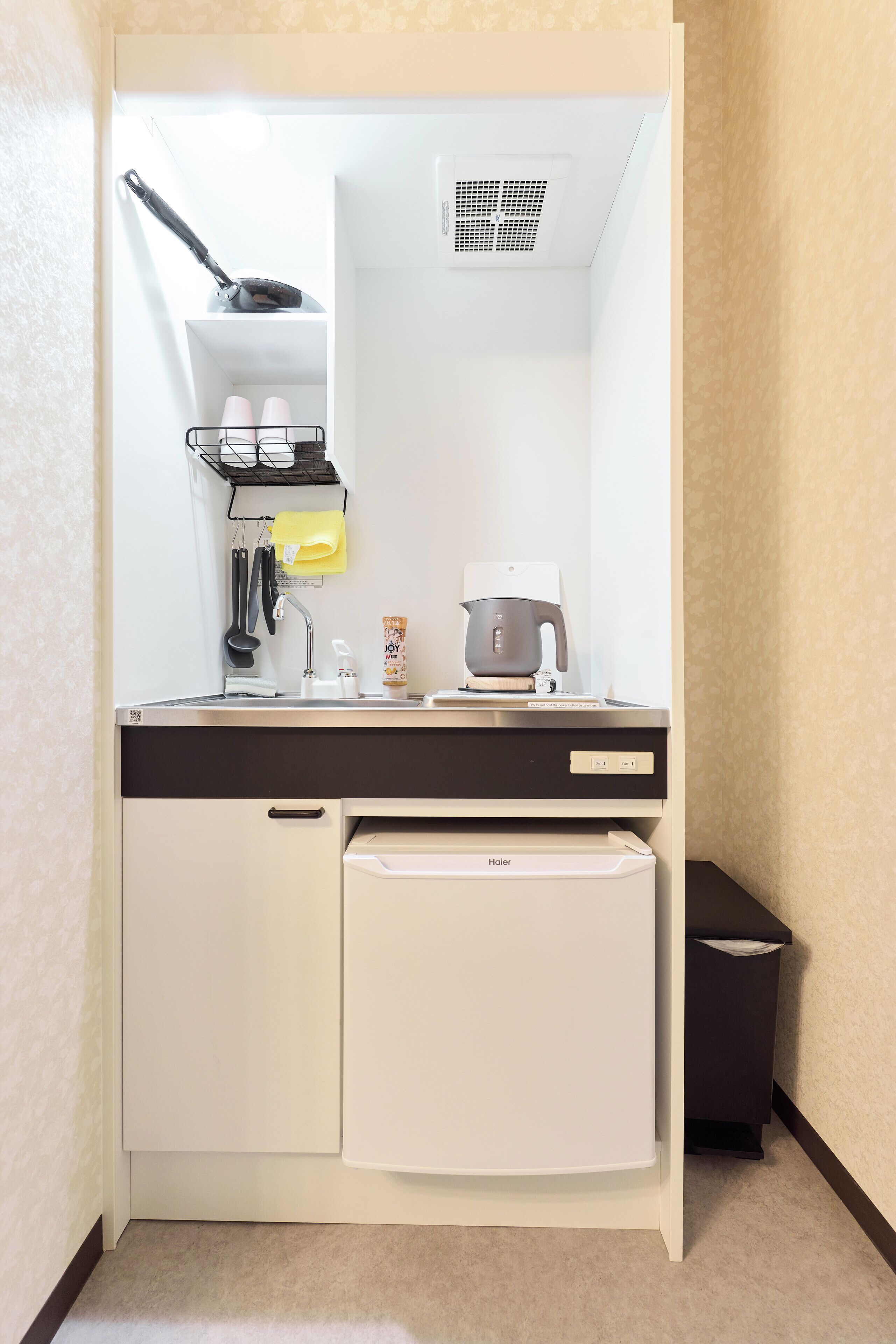 Habitación básica con 1 cama doble o 2 individuales | Cocina privada | Frigorífico pequeño, microondas en la zona común y utensilios de cocina