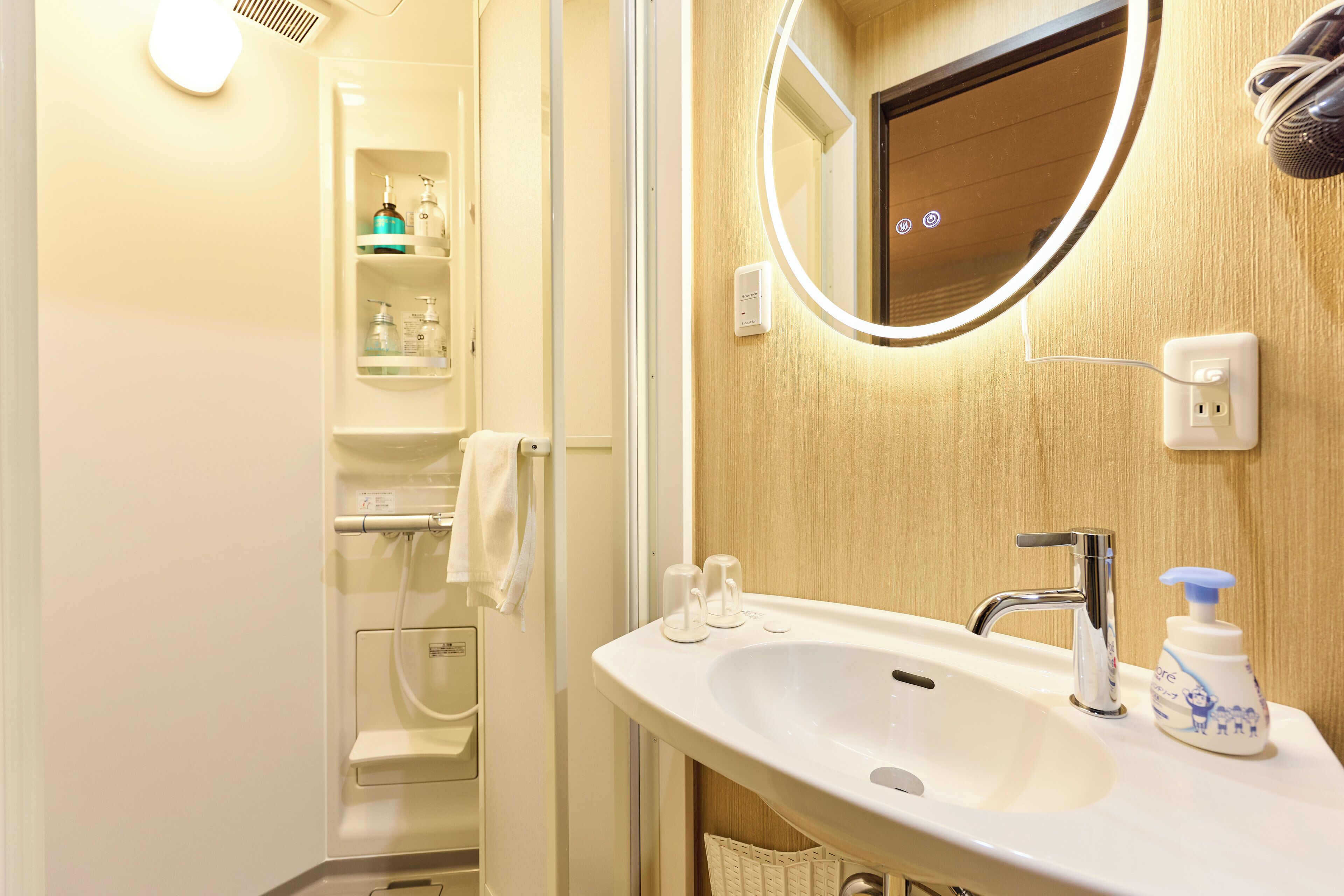 Quarto casal conforto | Banheiro | Chuveiro, secador de cabelo, toalhas de banho, sabonete