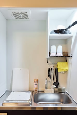Basic Double Room | Private kitchen | Mini-fridge, microwave, cookware/dishes/utensils - Shinsaibashi Cozy House (Osaka)