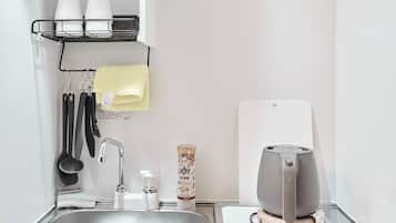 Basic Double or Twin Room | Private kitchen | Mini-fridge, microwave, cookware/dishes/utensils