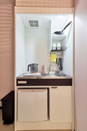Comfort Double Room | Private kitchen | Mini-fridge, microwave, cookware/dishes/utensils - Shinsaibashi Cozy House (Osaka)