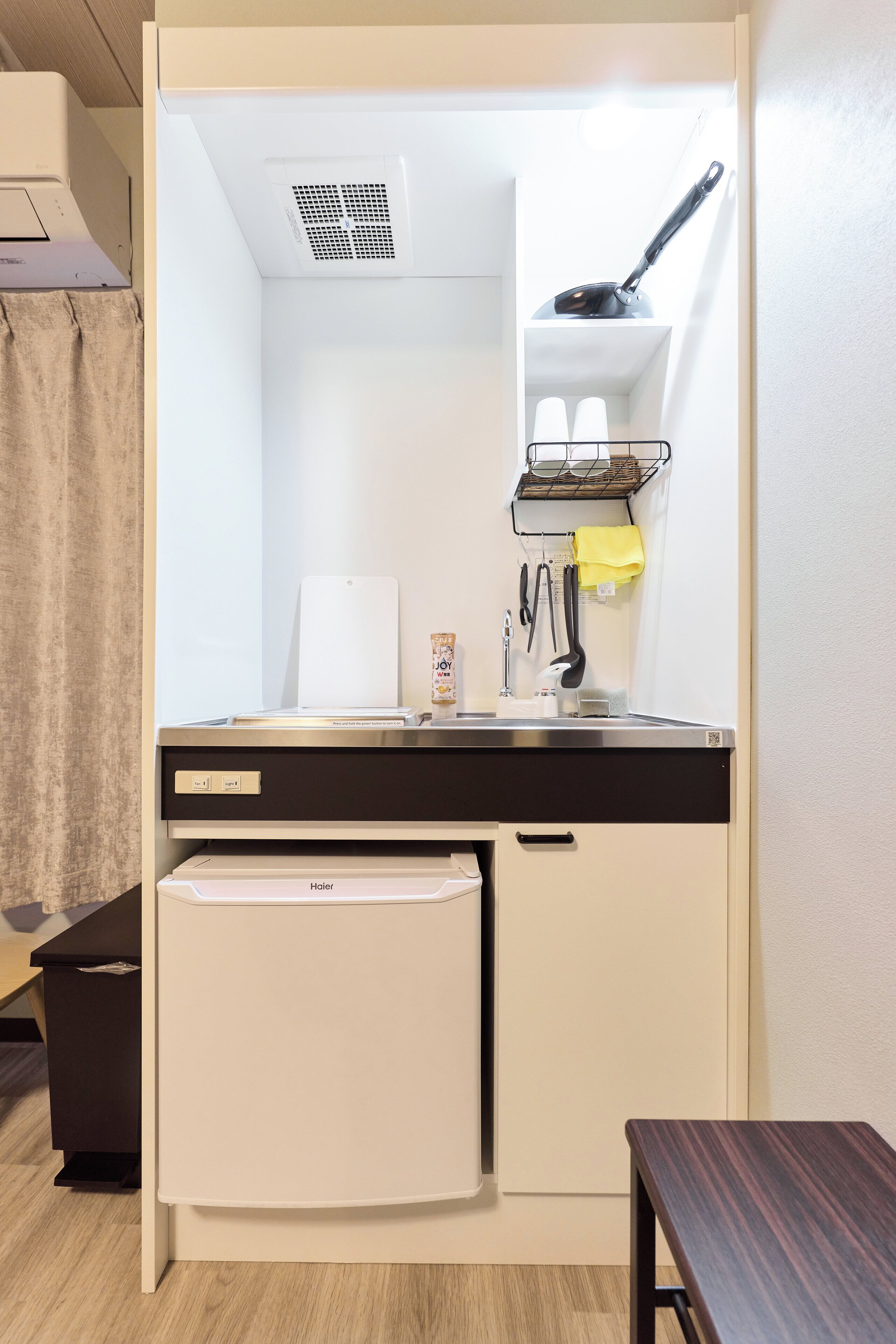 Kahden hengen perushuone | Yksityinen keittiö | Minijääkaappi, mikroaaltouuni, keittoastiat/astiat/ruokailuvälineet