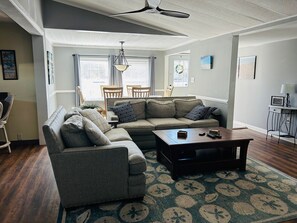 TV - 2003 Bittern 6 Bedrooms 3 Bathrooms (Surfside Beach)