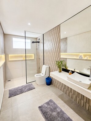 Shower, hair dryer, towels, soap - Spacious house ideal for family and friends. (Porto Seguro)