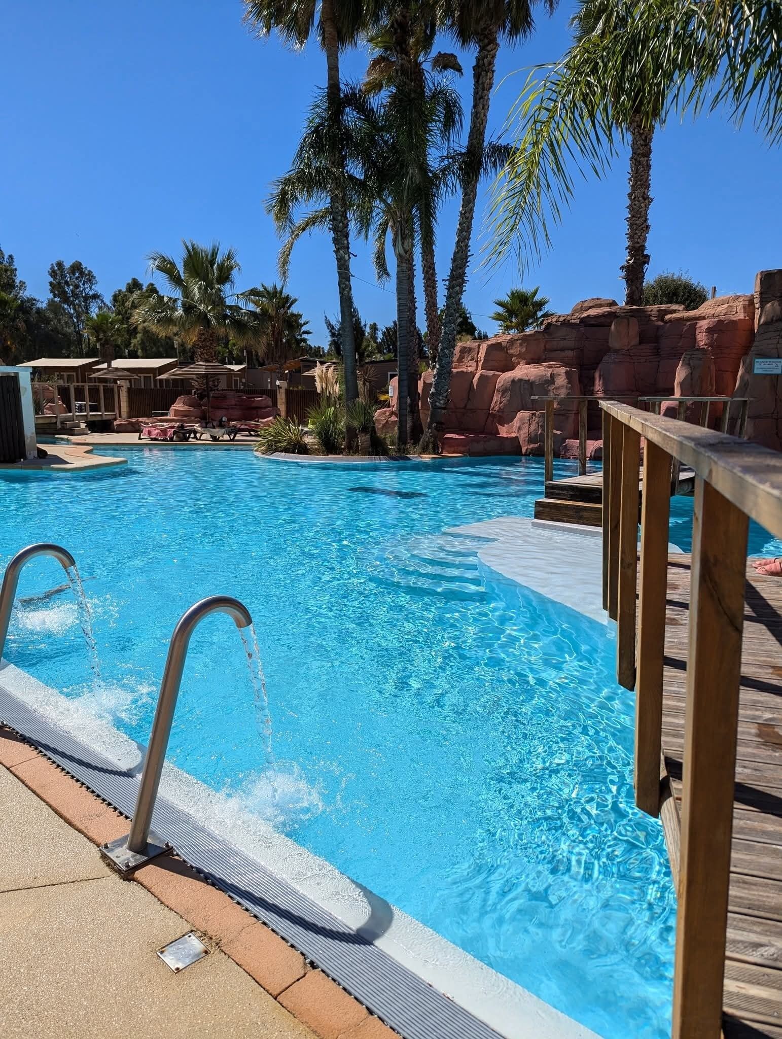 Una piscina al aire libre, una piscina climatizada