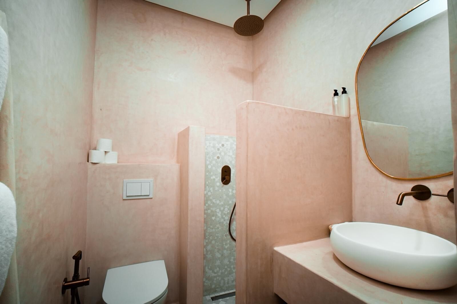 خزنة داخل الغرفة وستائر تعتيم وتجهيزات عازلة للصوت ومكواة/لوح كي