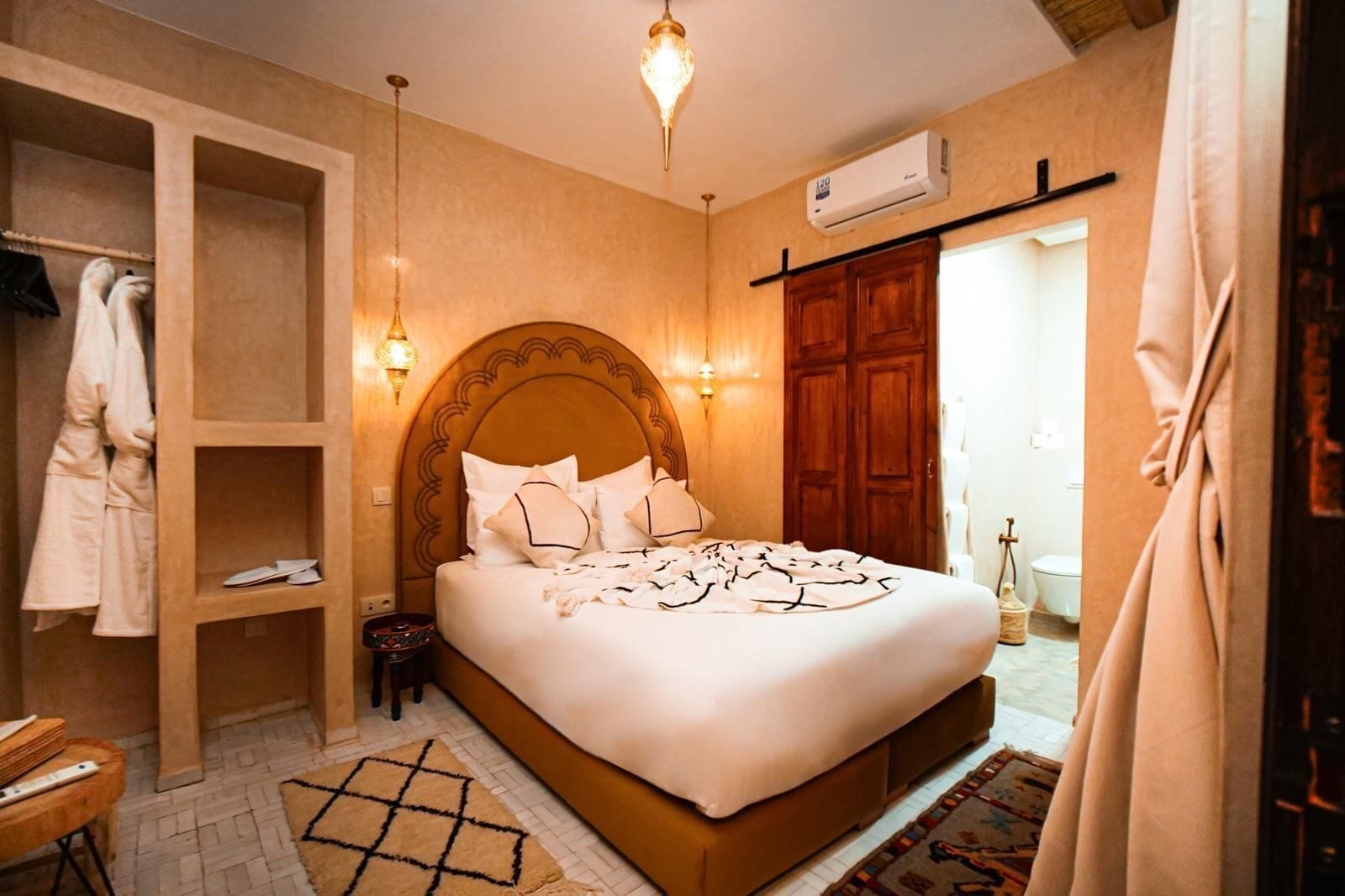 خزنة داخل الغرفة وستائر تعتيم وتجهيزات عازلة للصوت ومكواة/لوح كي