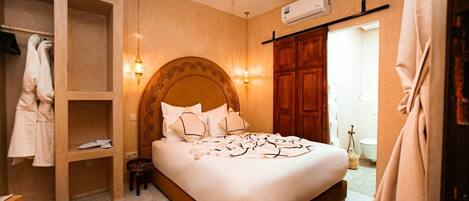 Tallelokero huoneessa, pimennysverhot, äänieristys, silitysrauta/-lauta