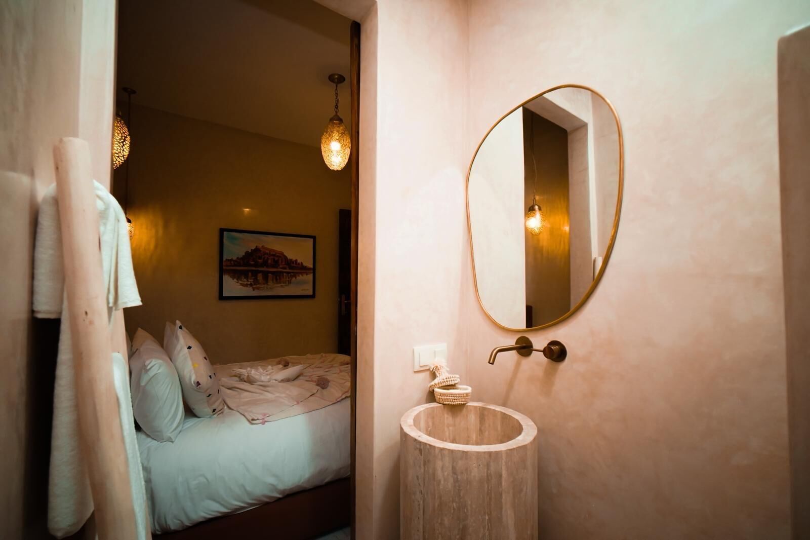 خزنة داخل الغرفة وستائر تعتيم وتجهيزات عازلة للصوت ومكواة/لوح كي