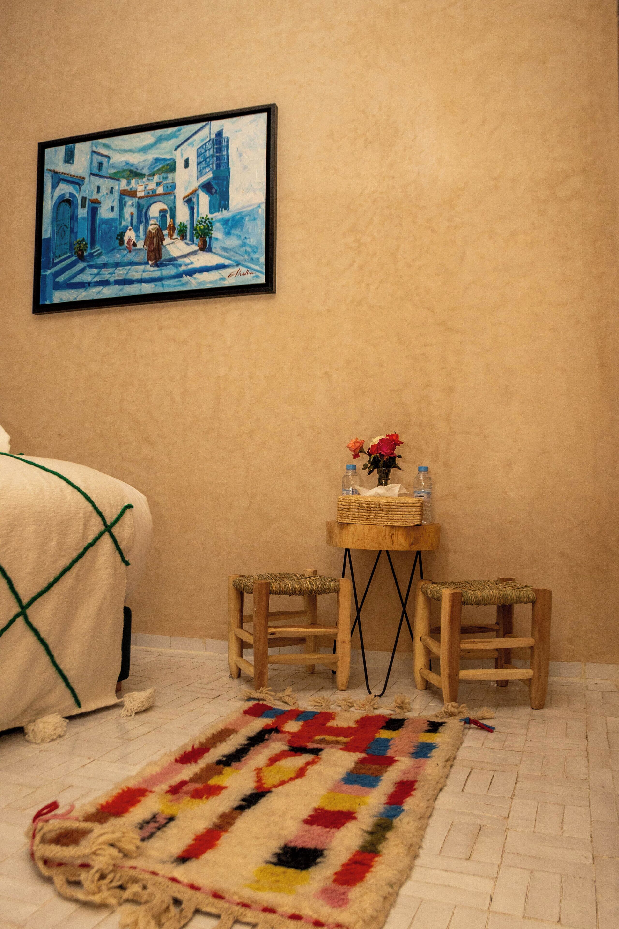 خزنة داخل الغرفة وستائر تعتيم وتجهيزات عازلة للصوت ومكواة/لوح كي