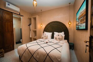 خزنة داخل الغرفة وستائر تعتيم وتجهيزات عازلة للصوت ومكواة/لوح كي