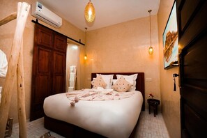 خزنة داخل الغرفة وستائر تعتيم وتجهيزات عازلة للصوت ومكواة/لوح كي