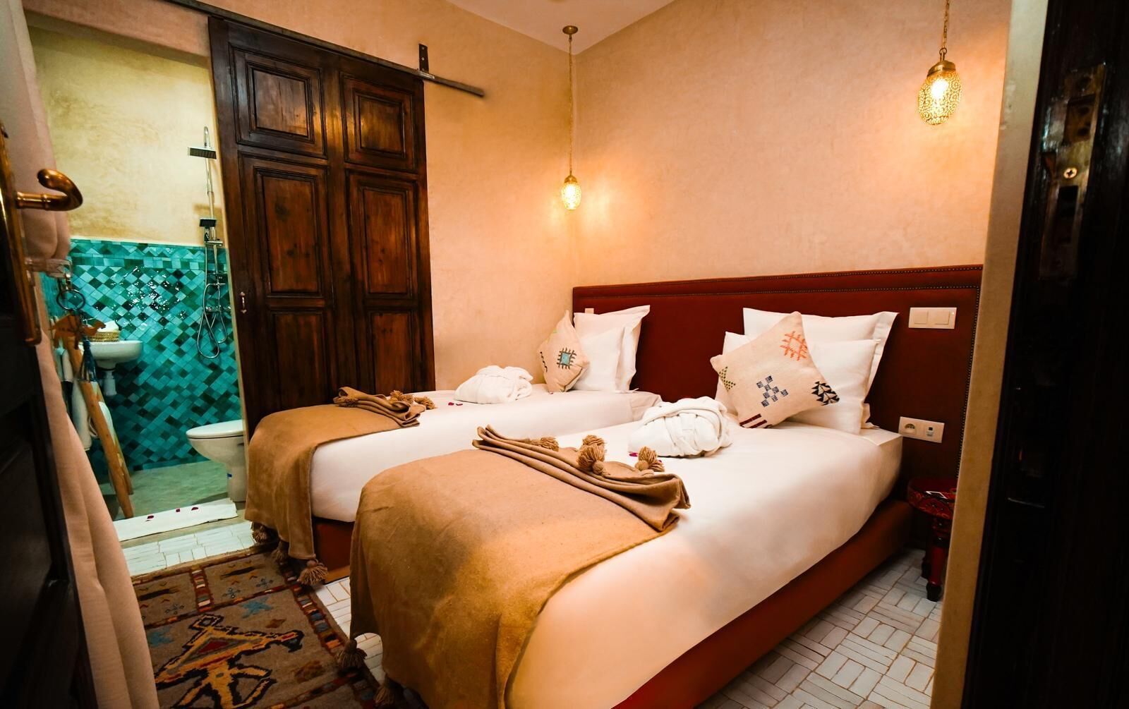 خزنة داخل الغرفة وستائر تعتيم وتجهيزات عازلة للصوت ومكواة/لوح كي