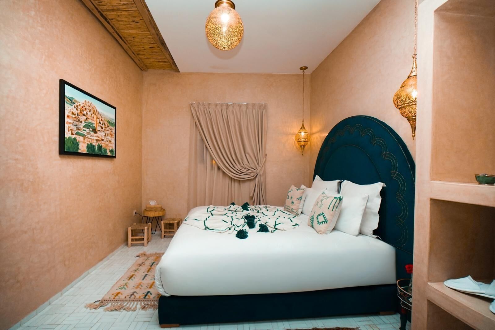 خزنة داخل الغرفة وستائر تعتيم وتجهيزات عازلة للصوت ومكواة/لوح كي