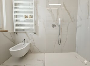 Shower, hair dryer, bathrobes, bidet - SG Family - Casa Sabrina (Peschiera del Garda)