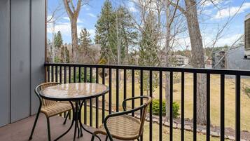 Condo, 1 Bedroom | Tempat makan luar