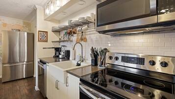 Condo, 1 Bedroom | Dapur peribadi | Peti sejuk, ketuhar, pembancuh kopi/teh, pembakar roti