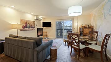 Condo, 1 Bedroom | Ruang tamu | TV Pintar