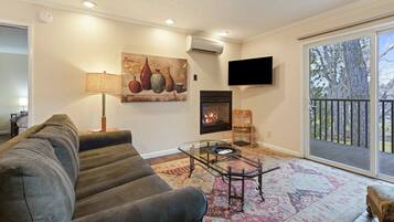 Condo, 1 Bedroom | Ruang tamu | TV Pintar