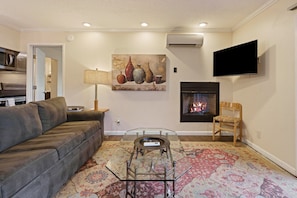 Living area - 1565 Nw Wall St 144/145 1 Bedroom Condo (Bend)
