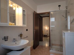 Shower, hair dryer, bidet, towels - SG Family - Pastello Garda Apartment C4 - Pool & Center (Peschiera del Garda)