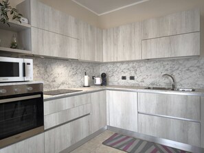 Fridge, microwave, oven, dishwasher - SG Family - Pastello Garda Apartment C4 - Pool & Center (Peschiera del Garda)
