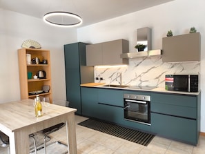 Kühlschrank, Mikrowelle, Ofen, Geschirrspüler