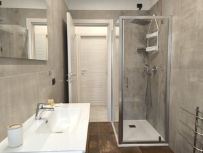 Dusche, Haartrockner, Bademäntel, Bidet