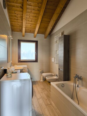 Shower, hair dryer, bidet, towels - SG Family - Abbey Home (Sandrà)
